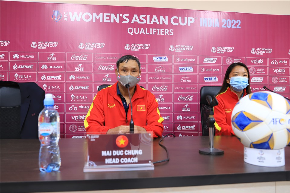Đội tuyển nữ Việt Nam sẽ vào trận với tinh thần tập trung nhất. Huấn luyện viên Mai Đức Chung cho biết ông và các cầu thủ đều rất tôn trọng đối thủ Maldives, Tajikistan. Ảnh: Thu Trang