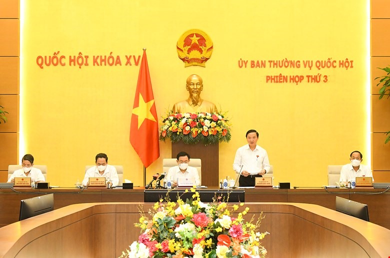 Phó Chủ tịch Quốc hội Nguyễn Khắc Định điều hành nội dung làm việc.