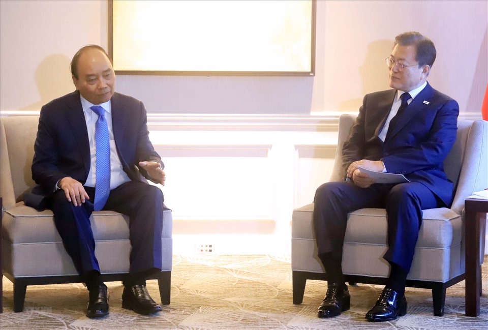 Chủ tịch nước Nguyễn Xuân Phúc gặp Tổng thống Hàn Quốc Moon Jae-in. Ảnh: TTXVN