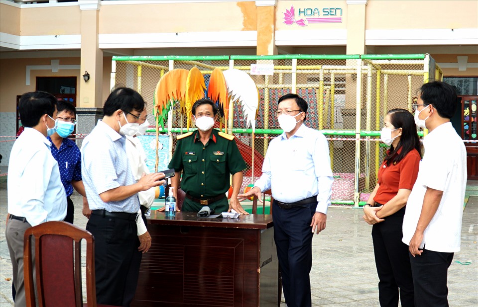 Phó Chủ tịch UBND tỉnh Ninh Thuận Lê Huyền (thứ 3 từ phải qua) có mặt tại Trường mần non Hoa Sen chỉ đạo việc đón tiếp công dân trở về. Ảnh: Huỳnh Hải.