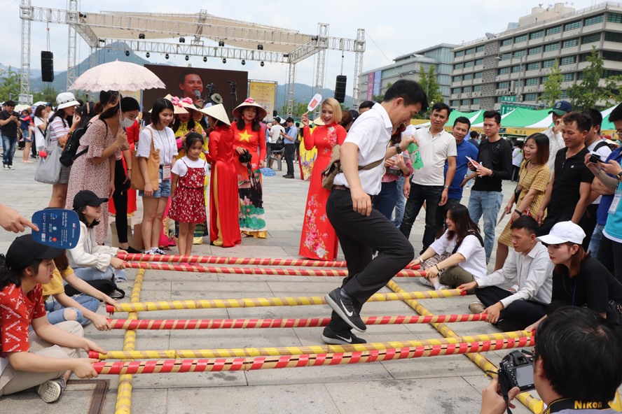 “Ngày Việt Nam ở Nước ngoài” được tổ chức tại Hàn Quốc thu hút sự quan tâm, tham gia của du khách. Ảnh: BTC