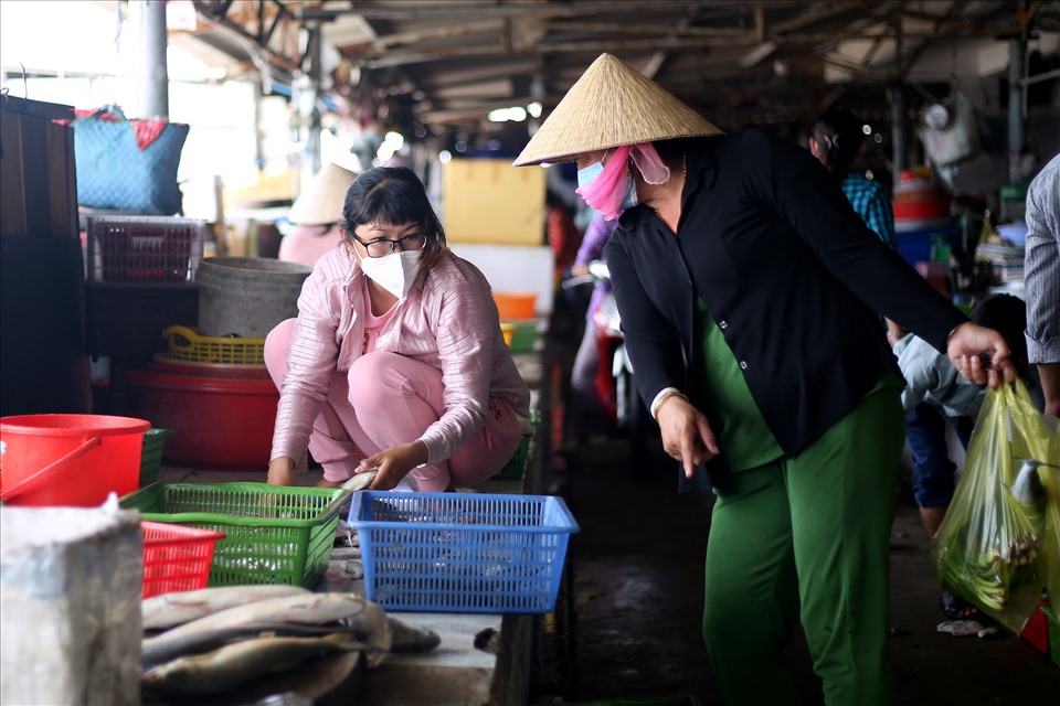 Người dân thị trấn Cần Thạnh cũng vui mừng khi chợ có nhiều loại cá. Những ngày trước, việc tìm mua các mặt hàng thịt, cá tại chợ Cần Giờ rất khó khăn.