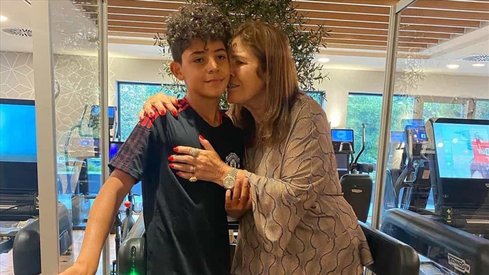 Nếu Ronaldo không trở lại Sporting Lisbon, bà Dolores muốn cháu trai Cristiano Jr làm điều đó như ước nguyện của bà. Ảnh: NaM