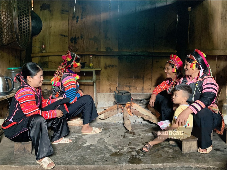 Mặc dù cuộc sống còn nhiều khó khăn, đồng bào La Hủ nơi biên giới huyện Mường Tè vẫn giữ gìn được trang phục bản sắc của người phụ nữ nơi đây.