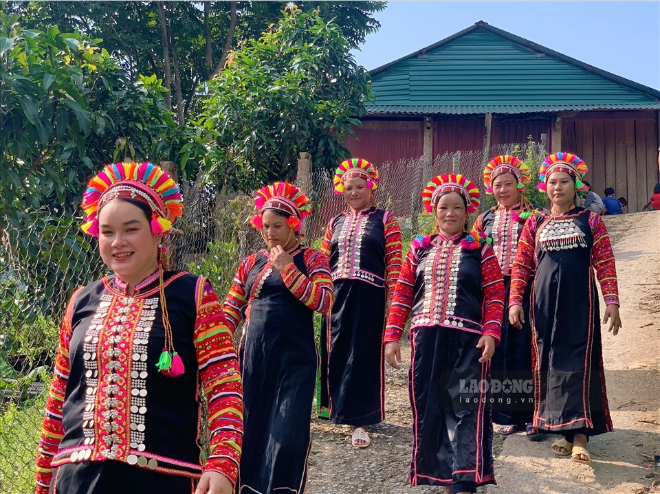 Khăn quấn đầu của phụ nữ La Hủ chủ yếu được làm bằng vải đủ màu và hạt cườm, tạo nét khuôn mặt khả ái của người phụ nữ.