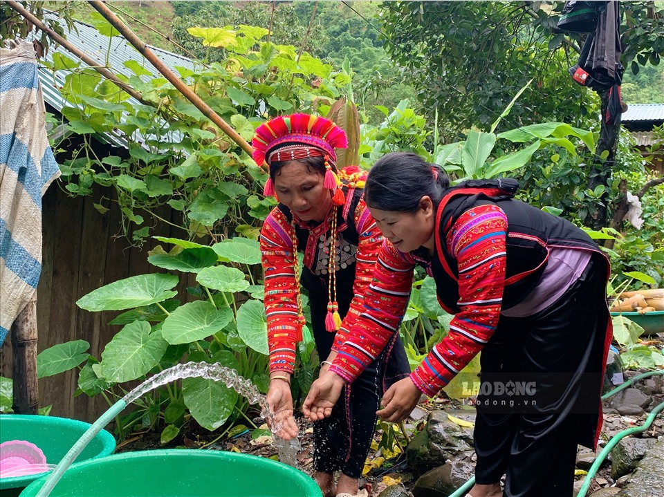 Dân tộc La Hủ đã biết tận dụng những nguồn nước sạch và được làm bể chứa gần nhà.