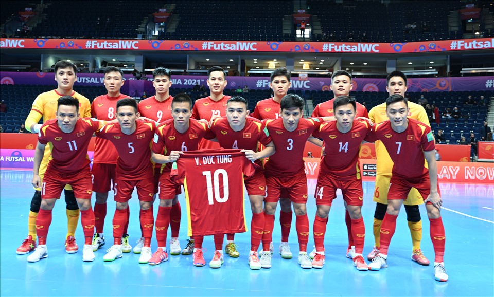 Tuyển futsal Việt Nam tri ân chiếc áo số 10 của Pivo Vũ Đức Tùng sau khi anh gặp chấn thương nặng ở trận đấu với Cộng hòa Czech. Ảnh: Quang Thắng