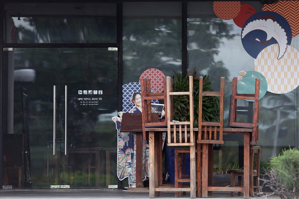 Bàn ghế được xếp gọn ở một nhà hàng món Nhật trên đường Nguyễn Đức Cảnh (phường Tân Phong)