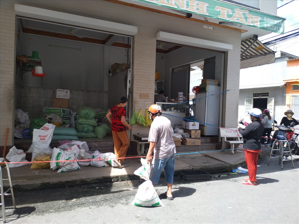 Cửa hàng bán thứ ăn thủy sản ở huyện Cần Đước giăng dây ngăn cách để phòng dịch. Ảnh: K.Q