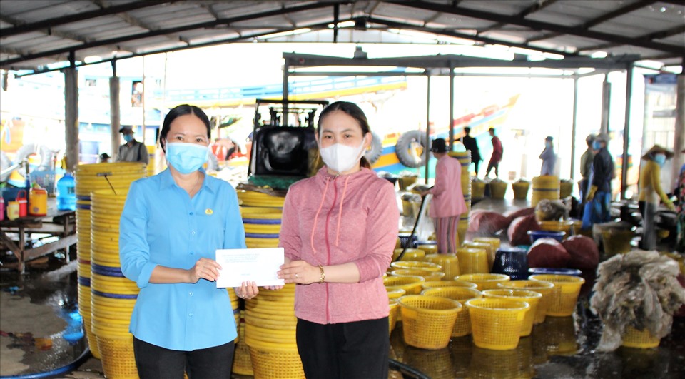 Phó Chủ tịch Liên đoàn Lao động tỉnh Lưu Thị Trúc Ly trao quà hỗ trợ cho công nhân lao động khó khăn tại huyện Trần Văn Thời.