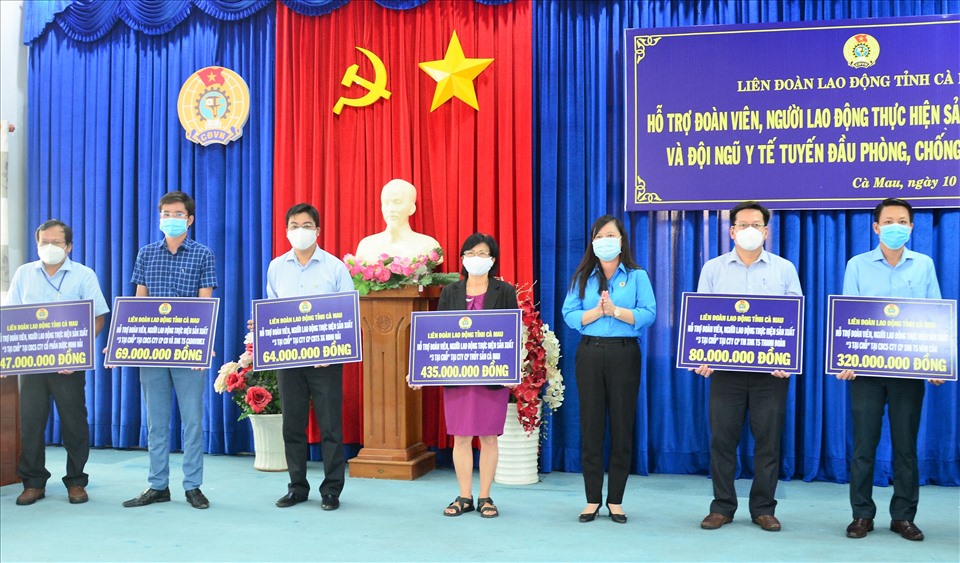 Chủ tịch Liên đoàn Lao động tỉnh Cà Mau Huỳnh Út Mười trao tiền hỗ trợ bữa ăn cho đoàn viên, người lao động đang thực hiện phương án sản xuất “3 tại chỗ” của doanh nghiệp.