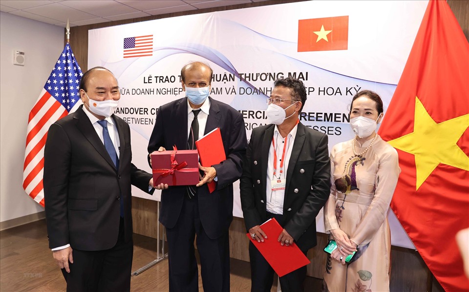 Chủ tịch nước Nguyễn Xuân Phúc chứng kiến lễ trao thỏa thuận hợp tác giữa liên danh Công ty Kinh Bắc và Công ty Công nghệ viễn thông Sài Gòn, trực thuộc Tập đoàn đầu tư Saigon và Tập đoàn Quantum. Ảnh: TTXVN
