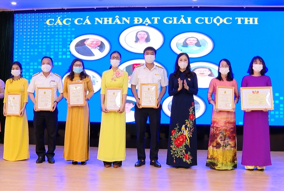 Trao giấy chứng nhận cho các cá nhân tiêu biểu đạt giải cao trong các cuộc thi do CĐ Viên chức tỉnh Ninh Bình phát động. Ảnh: NT