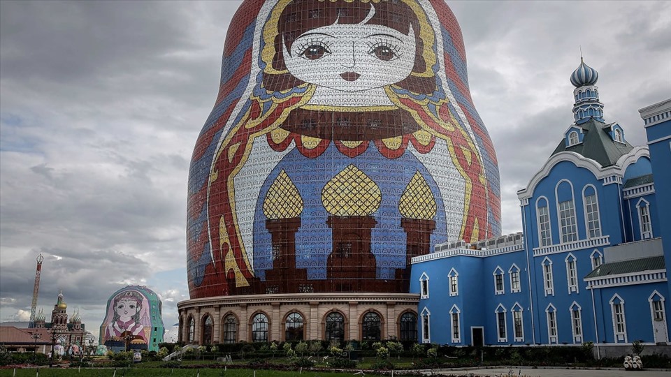 Khách sạn chủ đề búp bê Nga ở Nội Mông có chiều cao 72 mét khiến du khách sợ hãi vì cho rằng con búp bê lúc nào cũng nhìn chằm chằm. Ảnh: VCG/Getty
