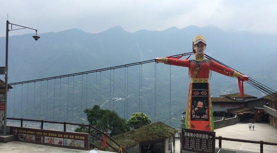Công chúng Trung Quốc mô tả những bức tượng trên cây cầu trông rất đáng sợ, như thể là “chào đón mọi người tới địa ngục“. Ảnh: VCG/Getty