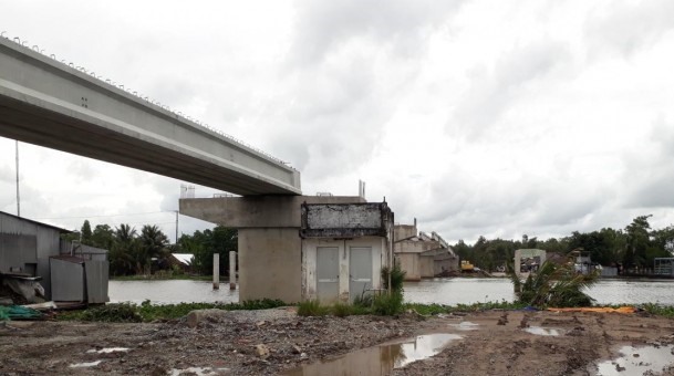 Chậm giải ngân, công trình cầu Xẻo Vẹt nối hai tỉnh Bạc Liêu và Hậu Giang vẫn còn dở dang. Ảnh: Nhật Hồ