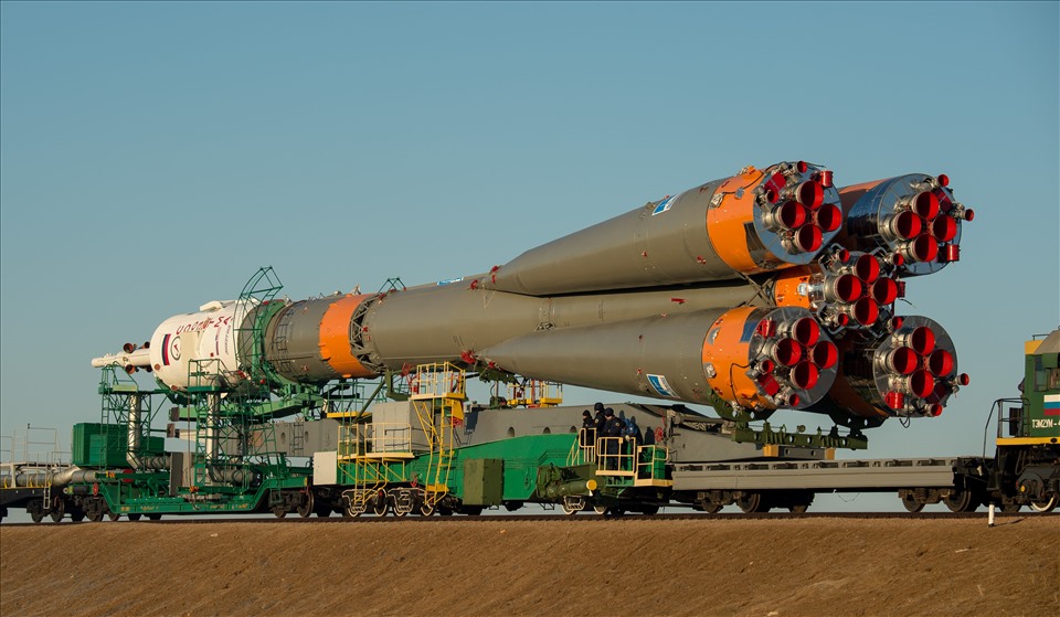 Tầu vũ trụ Soyuz TMA-16M lăn bánh bằng tầu hỏa đến bệ phóng lịch sử tại Sân bay vũ trụ Baikonur. Ảnh: ETS cung cấp