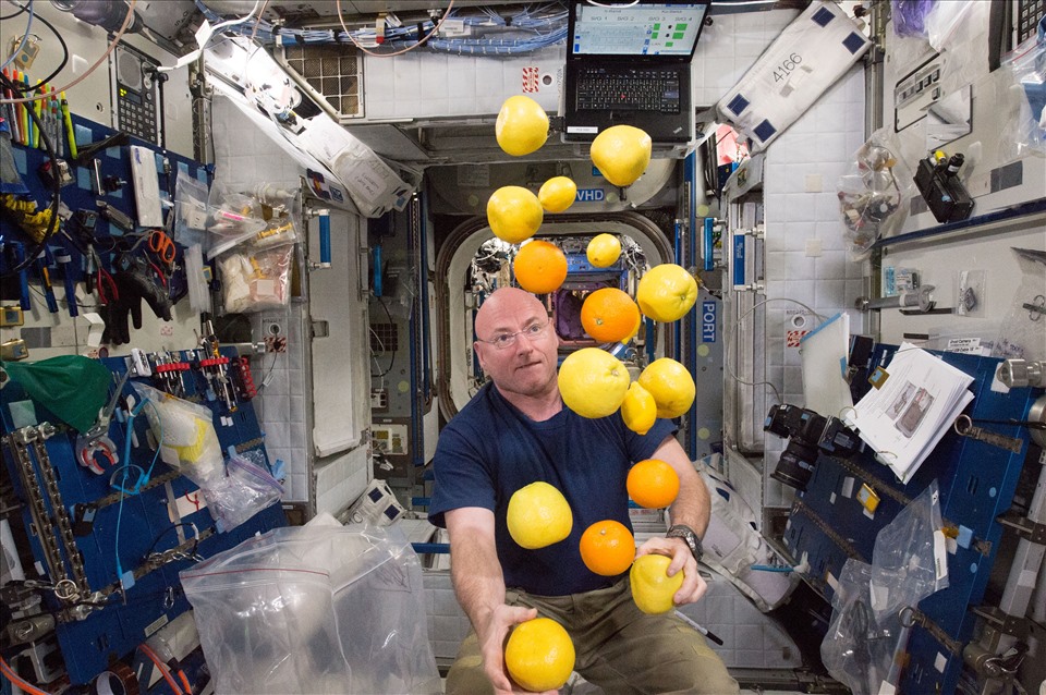Màn tung hứng giả vờ của phi hành gia Scott Kelly với hoa quả được mang lên ISS nhờ tầu tiếp tế HTV của Nhật Bản. Ảnh: ETS cung cấp