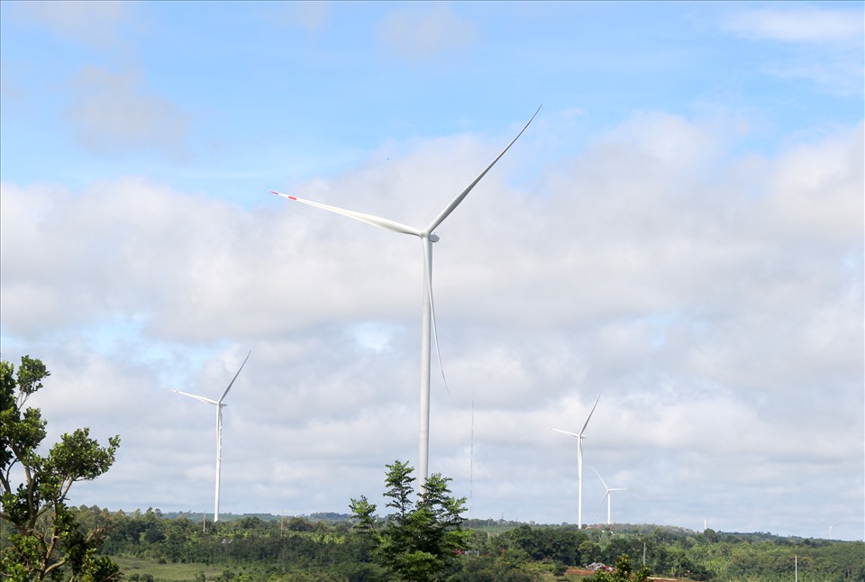 Những trụ điện gió vừa được lắp đặt ở Đắk Nông. Ảnh: Phan Tuấn