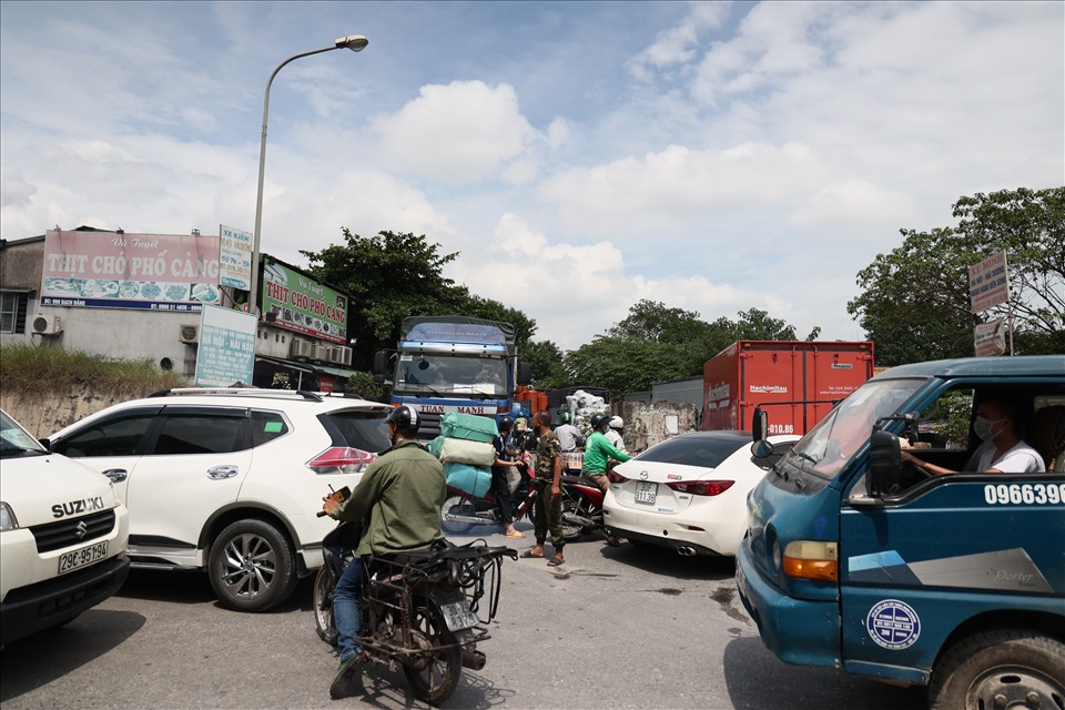 Cảnh xung đột giao thông giữa 2 tuyến đường Nguyễn Khoái và Bạch Đằng.