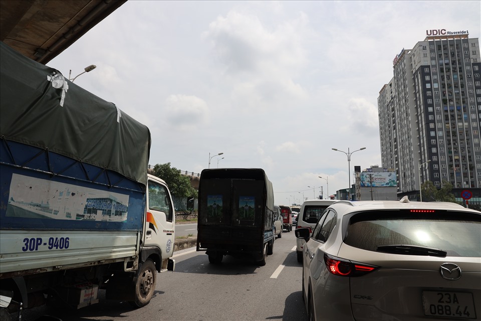 Đường Nguyễn Khoái thường xuyên rơi vào cảnh ùn tắc giao thông.