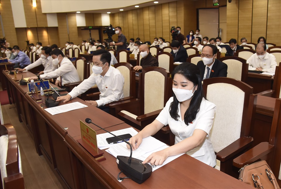 Các đại biểu xem xét, thông qua các Nghị quyết tại kỳ họp ngày 23.9. Ảnh: PV