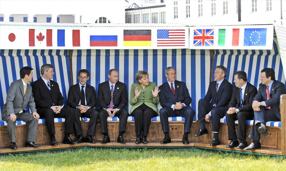 Thủ tướng Đức Angela Merkel cùng các lãnh đạo thế giới tại hội nghị G8 ở Heiligendamm, Đức, năm 2007. Ảnh: Deutsches Historisches Museum