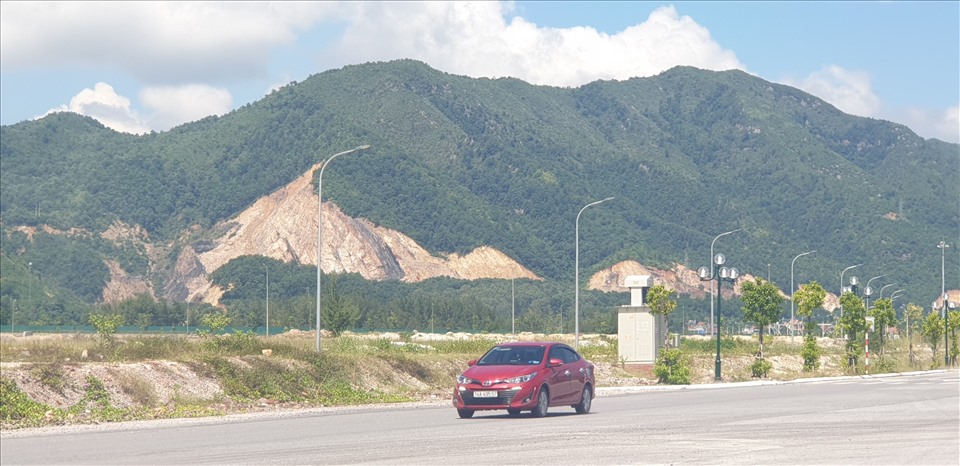 Một khu đồi ở đường trục chính huyện Vân Đồn bị “xẻ” đất để san lấp mặt bằng khu đô thị ven biển. Ảnh: Nguyễn Hùng