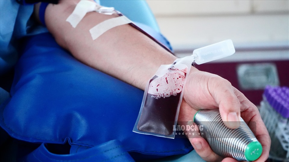 Theo ghi nhận, hầu hết các tình nguyện viên tham gia hiến máu đều mang trong mình sự vui tươi, hồ hởi. Bởi, đây chính là hành động thiết thực mang đến cho xã hội. Những giọt máu nhân đạo, giọt máu sẻ chia là nguồn sống vô cùng quý giá đối với bệnh nhân.
