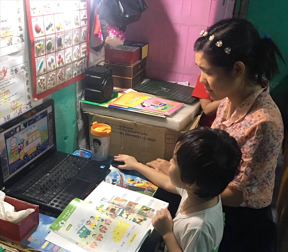 Hiện, chị Nhung ở nhà bán hàng online và giúp con học tập.