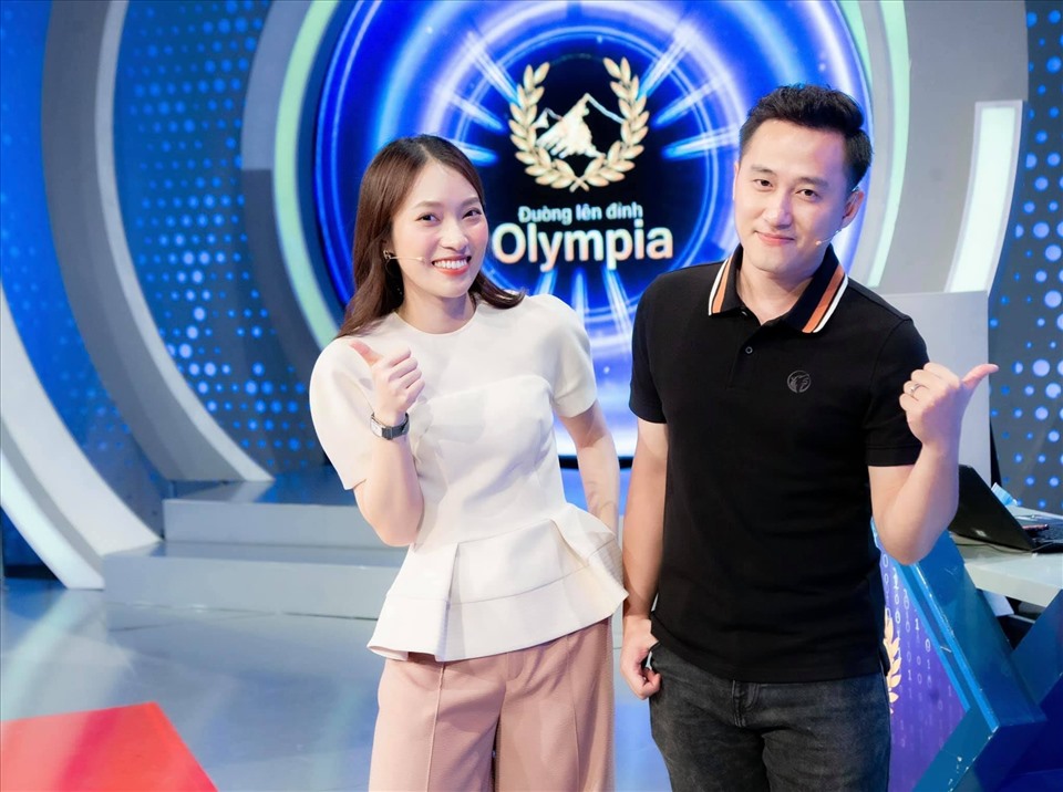 Mới đây, chương trình “Đường lên đỉnh Olympia” vừa xác nhận Trần Khánh Vy sẽ tiếp bước MC Diệp Chi, chính thức trở thành người dẫn chương trình năm thứ 22 cùng MC Ngọc Huy. Khánh Vy cũng là MC trẻ nhất của chương trình. Ảnh: NVCC.