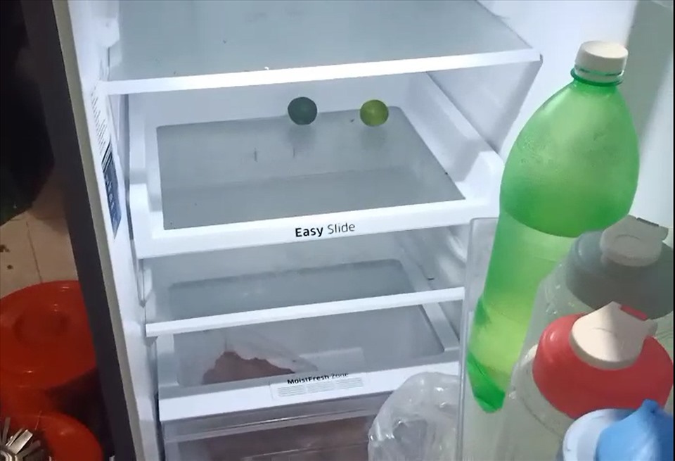 Trong tủ lạnh của gia đình công nhân giờ chỉ còn nước suối.