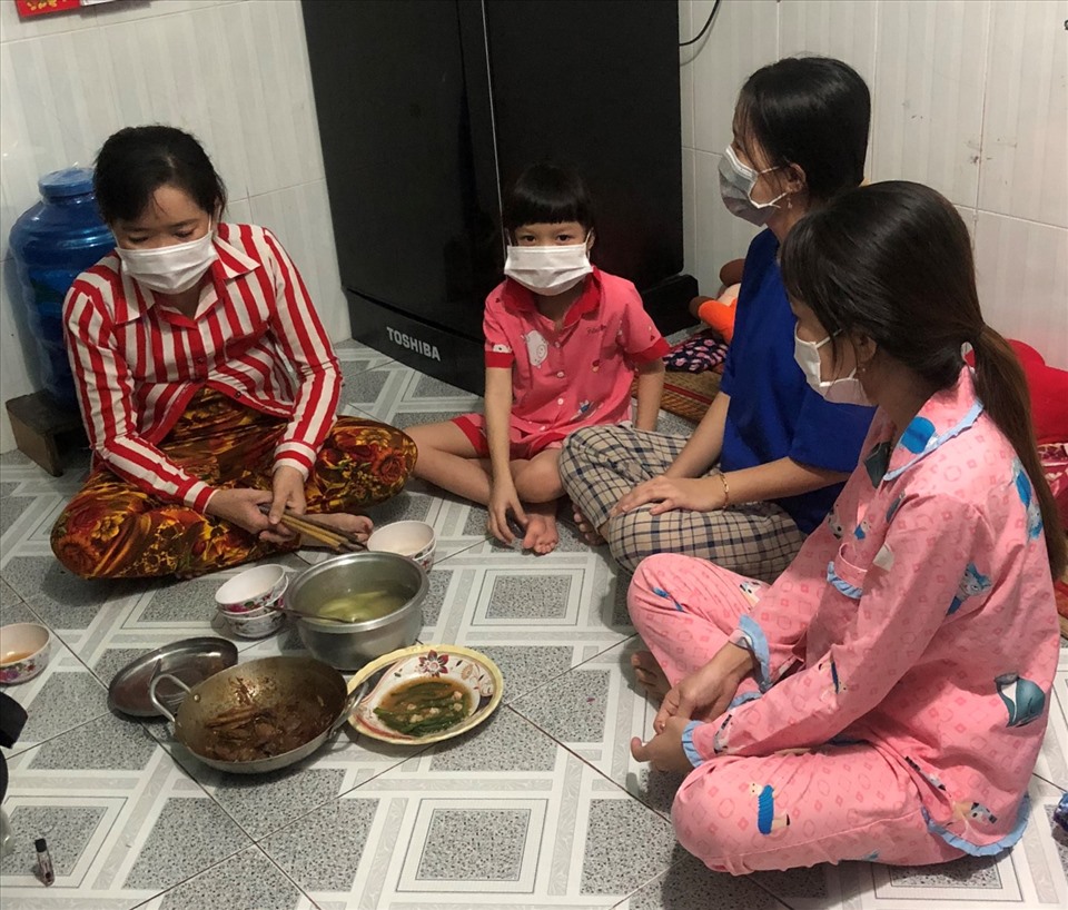 Bữa cơm chiều của gia đình chị Trần Thị Nghi. Cả hai vợ chồng đều không thể đi làm trong khi nhà có đến 5 người ăn nên rất lo lắng về cuộc sống thời gian tới.