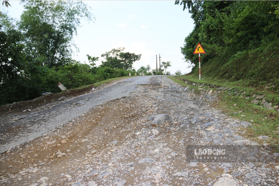 Theo tìm hiểu của PV, đường tỉnh 440 có chiều dài 35km, qua 3 xã: Phong Phú, Quyết Chiến, Vân Sơn của huyện Tân Lạc.