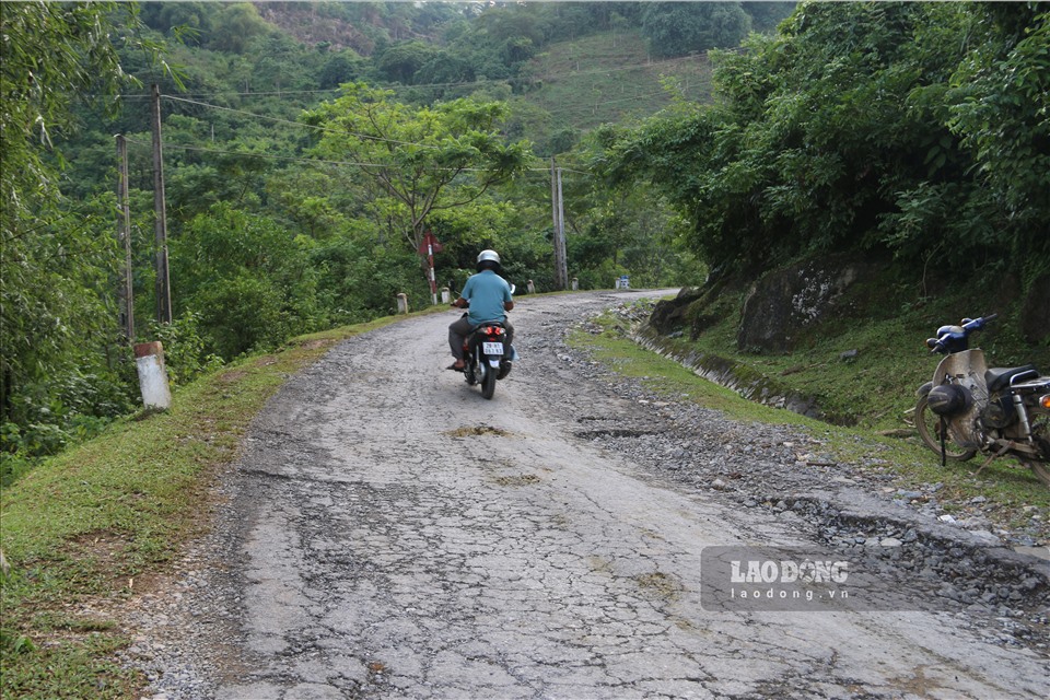 PV Báo Lao Động nhận được phản ảnh về tuyến đường tỉnh 440, đoạn qua huyện Tâm Lạc, tỉnh Hòa Bình bị xuống cấp nghiêm trọng.