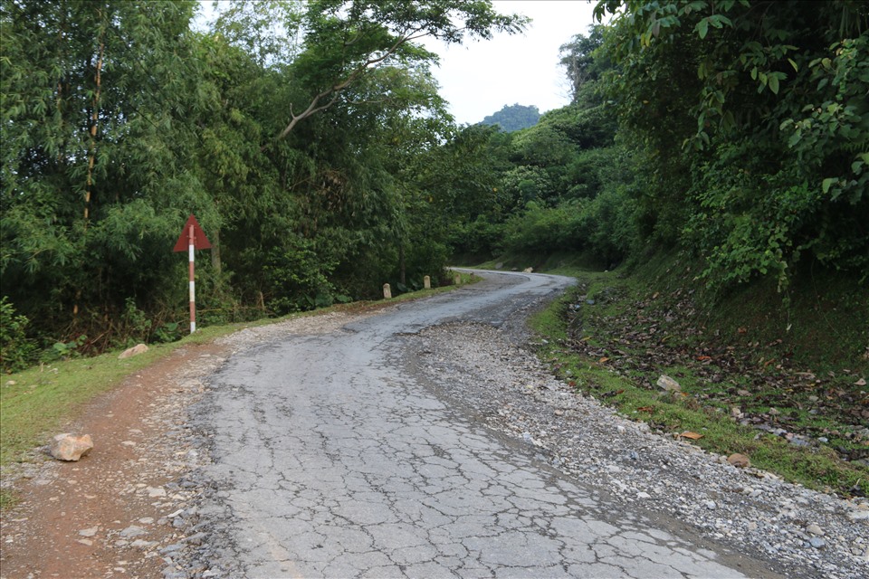 Ngày 23.9, sau quãng đường di chuyển 40km từ Thành phố Hòa Bình, PV đã có mặt tại điểm đầu của đường tỉnh 440 đoạn qua xã Phong Phú, huyện Tân Lạc.