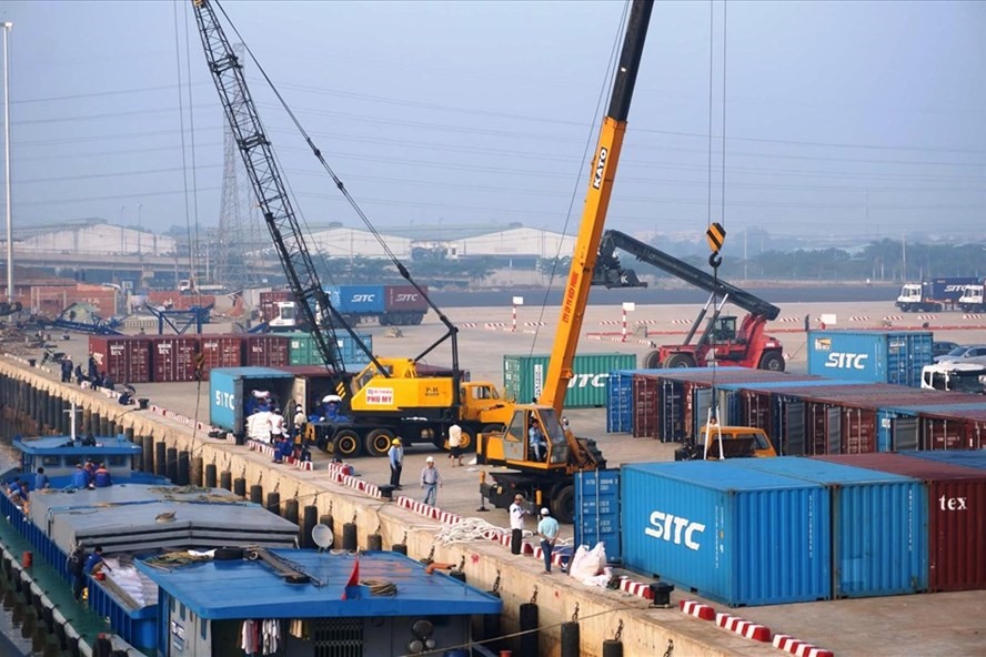 Hàng loạt cảng biển mở lại dịch vụ đóng rút gạo, phục vụ các doanh nghiệp xuất khẩu gạo hoàn thành đơn hàng cuối năm. Ảnh: T.Lộc