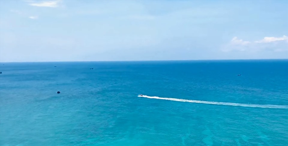 Nước biển trong xanh tại đảo Phú Quý. Ảnh: CTV
