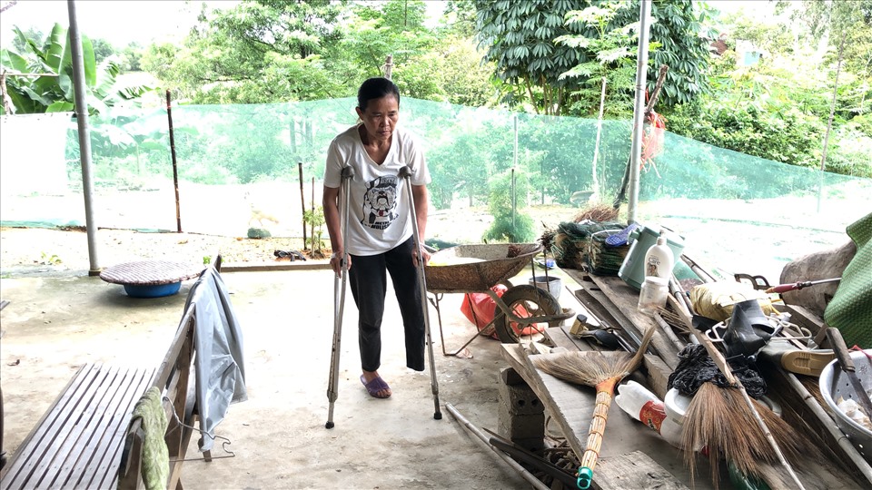 Từ ngày bị mất chân trái, chị Nguyễn Thị Tuyết loay hoay với đôi nạng để đi lại. Ảnh: Phạm Thông