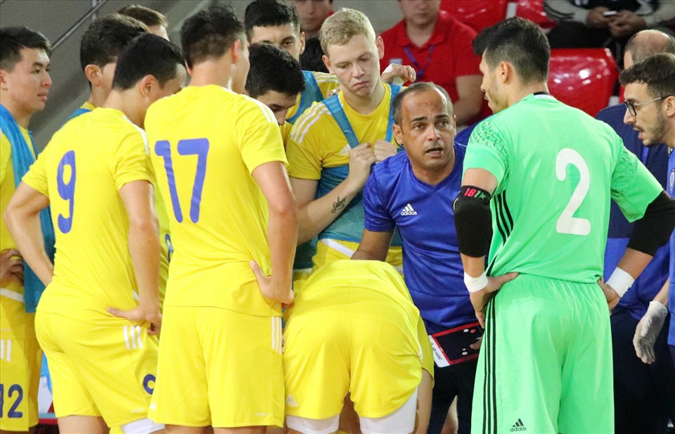 Ricardo Kaka dẫn dắt tuyển futsal Kazakhstan thi đấu ấn tượng ở World Cup năm nay. Ảnh: LĐBĐ Kazakhstan.