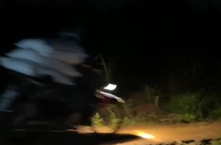 Xe môtô chở các bao hàng màu trắng rời bến đò khóm Duy Tân đi vào hướng nội địa trong đêm 23.8. Ảnh: PV.