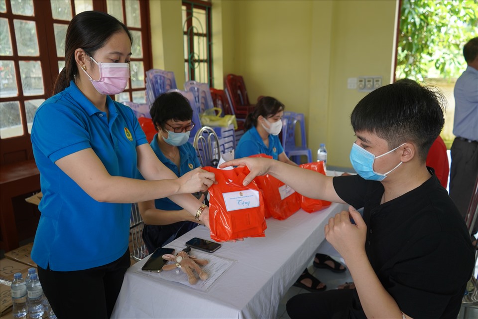 Ngoài được khám, tư vấn sức khoẻ, tại chương trình, Liên đoàn Lao động TP.Hải Phòng trao suất quà cho người lao động gồm các loại thuốc phòng, chống dịch COVID-19. Ảnh Mai Dung