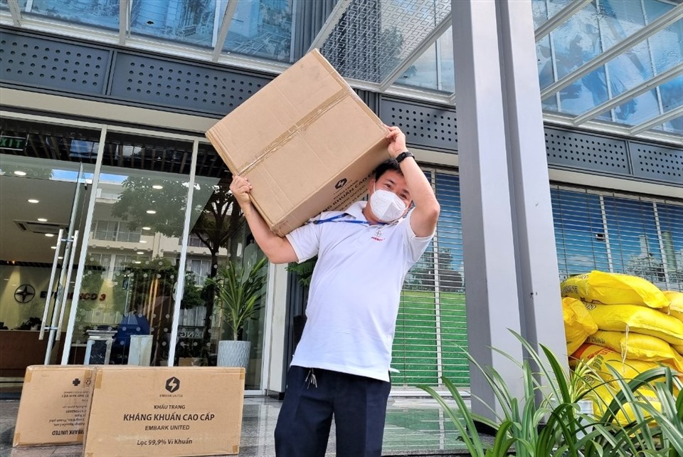 Ông Phan Bửu Đảo, Phó Chủ tịch Công đoàn cơ quan EVNGENCO 3 chuyển thùng khẩu trang kháng khuẩn ra xe để đi trao cho các hộ dân. Ảnh: Nam Dương
