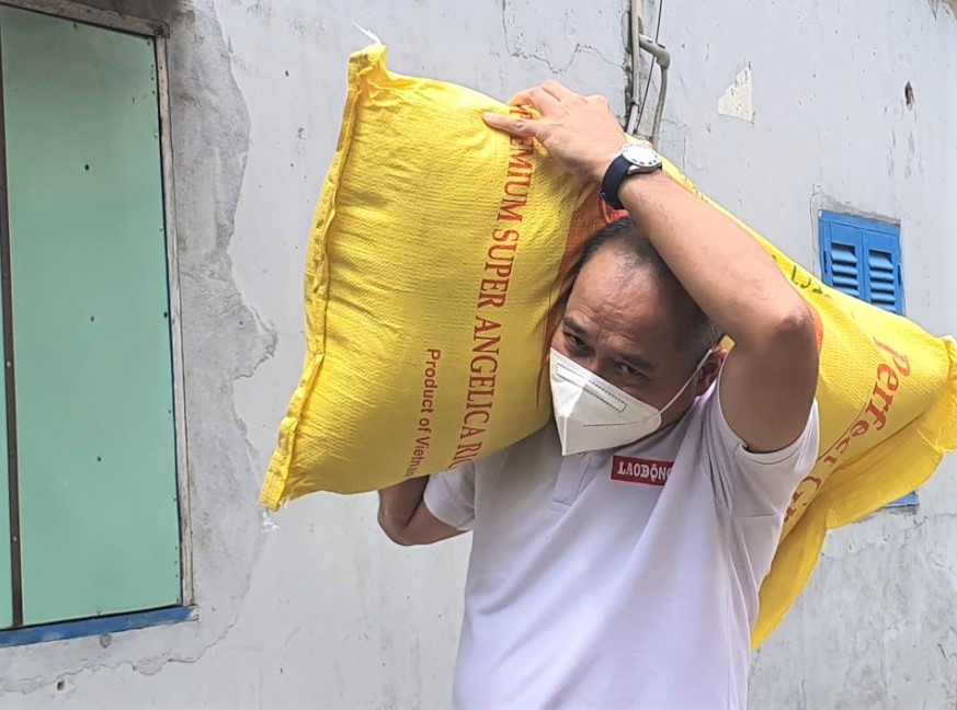 Đại diện Quỹ Tấm lòng vàng Lao Động tham gia chuyển gạo trao tặng cho công nhân, người lao động có hoàn cảnh khó khăn. Ảnh: Nam Dương