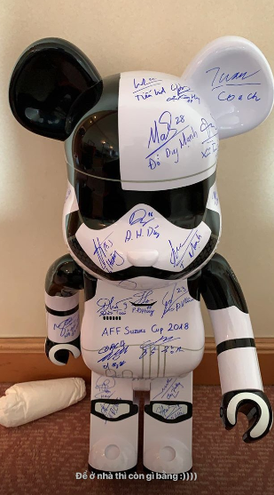 Bearbrick Stormtrooper Executioner có giá khoảng 15 triệu đồng, có đầy đủ chữ kí của các cầu thủ tuyển Việt Nam vô địch AFF Cup 2018. Ảnh: Instagram