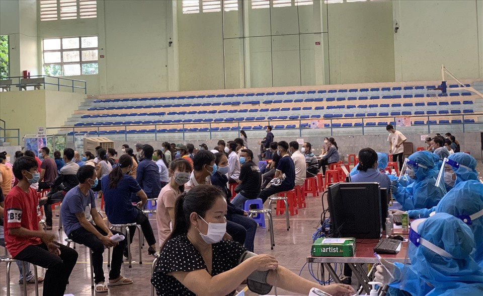 Tiêm vắcxin tại Bình Thuận. Ảnh: Phạm Duy