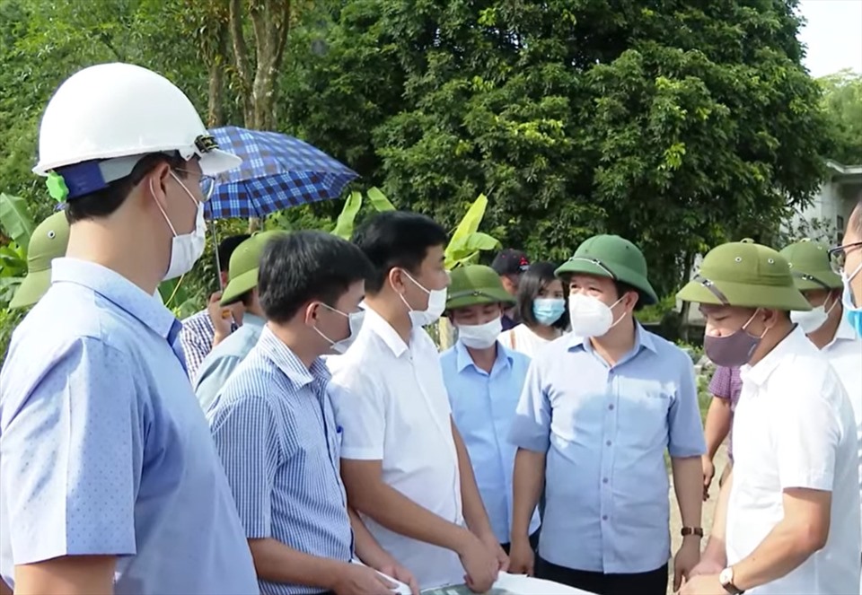 Lãnh đạo UBNS tỉnh Ninh Bình kiểm tra tiến độ thi công dự án nhà ở cho công nhân tại KCN Gián Khẩu. Ảnh: NT