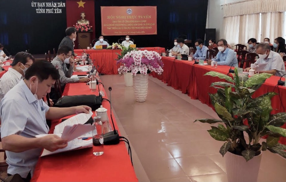 Chủ tịch UBND tỉnh Phú Yên chủ trì buổi đối thoại trực tuyến đầu tiên với cộng đồng doanh nghiệp nhằm tháo gỡ khó khăn để phục hồi sản xuất sau gần 3 tháng ứng phó với dịch COVID-19. Ảnh: Phương Uyên