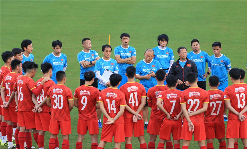 Trước thềm buổi tập chiều ngày 25.9, huấn luyện viên Park Hang-seo dành rất nhiều thời gian để truyền đạt nội dung tập luyện và giao nhiệm vụ cho các cầu thủ đội tuyển Việt Nam. Ảnh: VFF