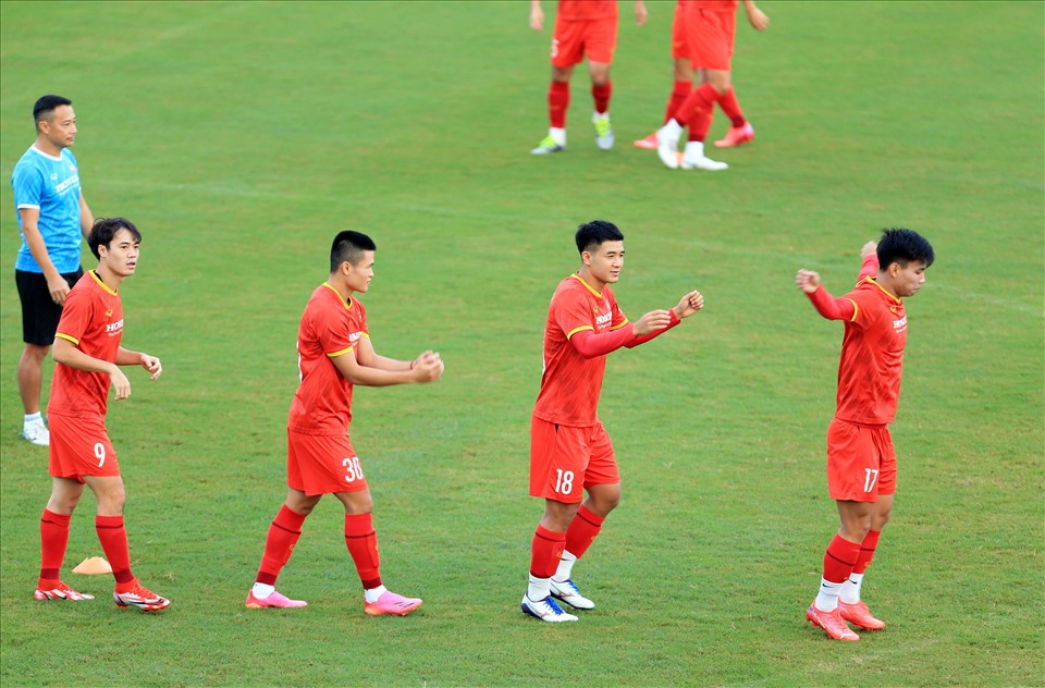 Chỉ còn hơn 1 tuần nữa, tuyển Việt Nam sẽ di chuyển sang UAE để chuẩn bị cho trận đấu gặp Trung Quốc nên toàn đội đều tập trung cao độ và hoạt động hết công suất trong các buổi tập. Ảnh: VFF